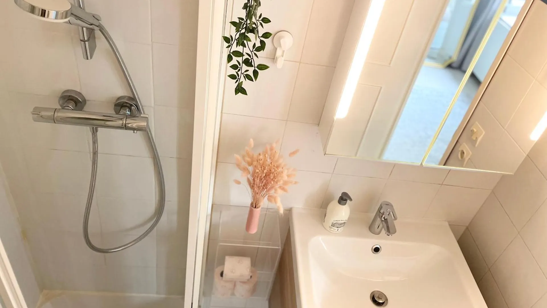 Cocon Montmartre - Netflix, Fibre & Conciergerie Apartment Paris France